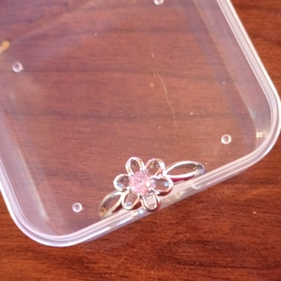 ♥️ 5 / $20 Elegant Silver Floral Ring With Pink Center 🩷 Size 8 - Picture 4 of 8